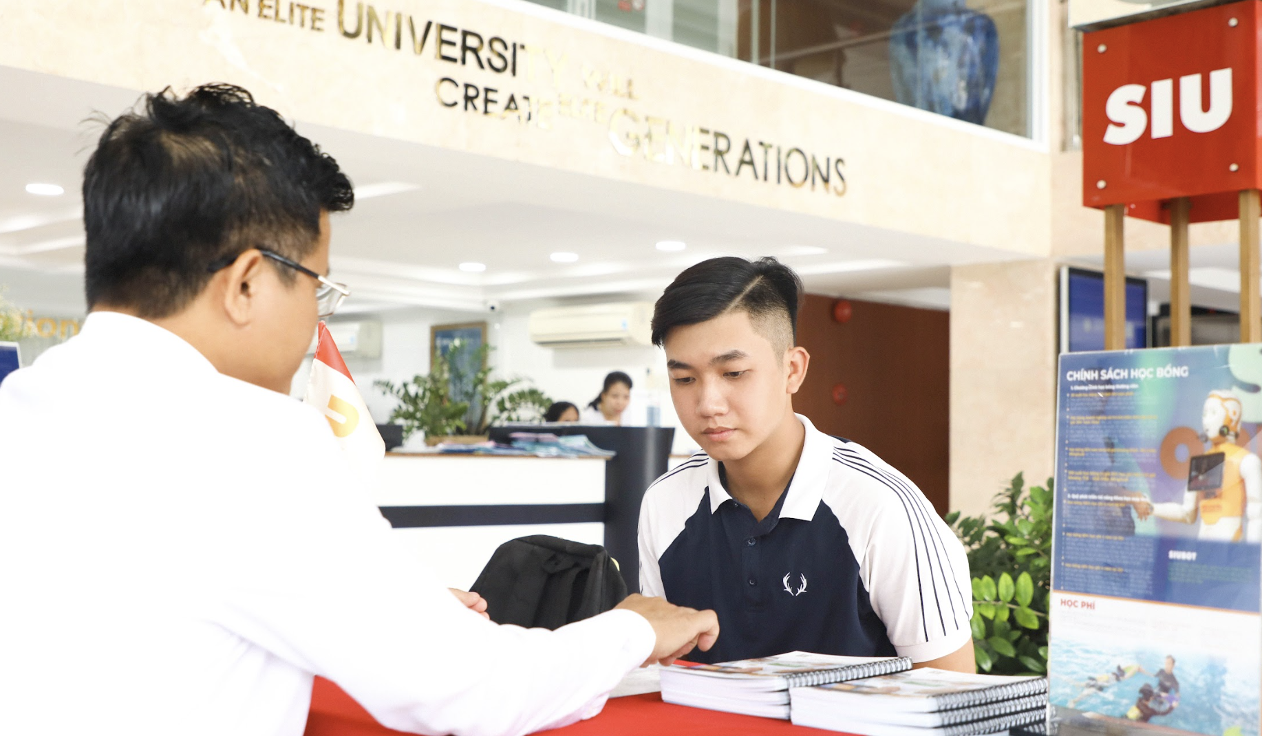 Một trường ĐH ở TP HCM công bố điểm chuẩn cùng học bổng 93 tỉ đồng