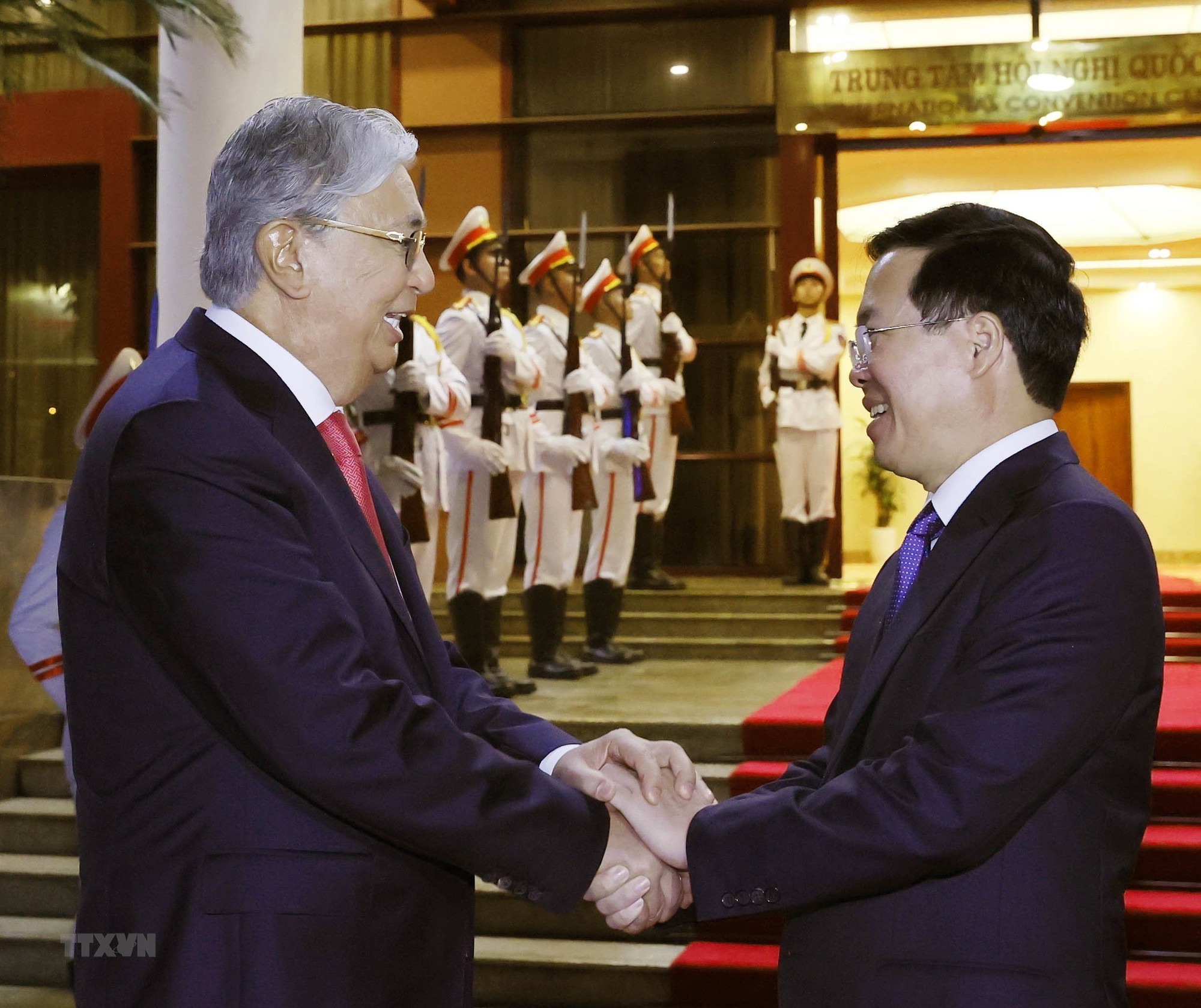 Tổng thống Kazakhstan gặp lại bạn đồng ni&ecirc;n trong chi&ecirc;u đ&atilde;i do Chủ tịch nước chủ tr&igrave; - Ảnh 1.