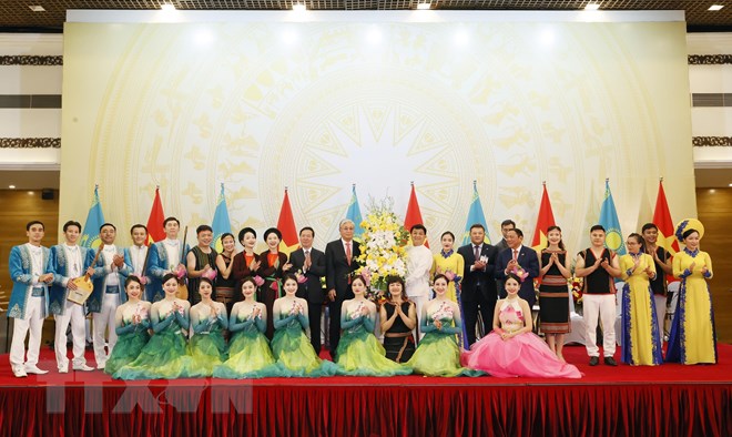 Tổng thống Kazakhstan gặp lại bạn đồng ni&ecirc;n trong chi&ecirc;u đ&atilde;i do Chủ tịch nước chủ tr&igrave; - Ảnh 3.