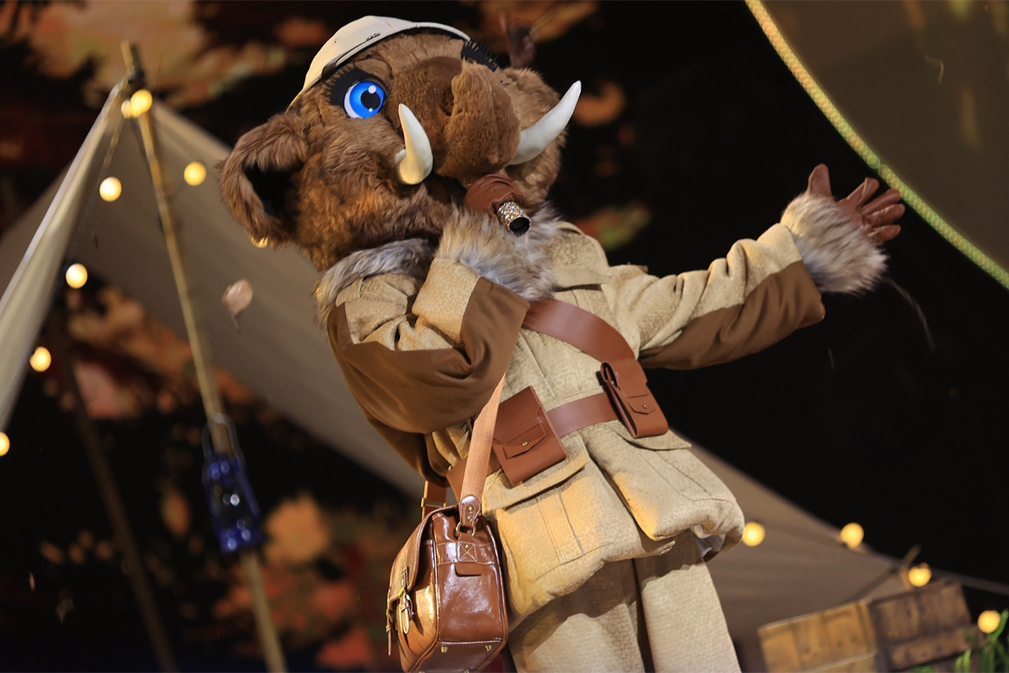 "Lột mặt nạ" những giọng ca giấu mặt sau mascott