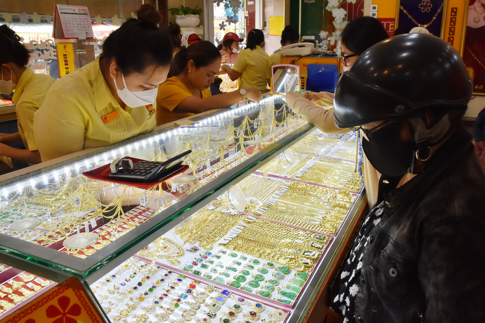 Giá vàng hôm nay 23-8: Vàng tiếp tục tăng, USD trở lại mốc 24.000 đồng