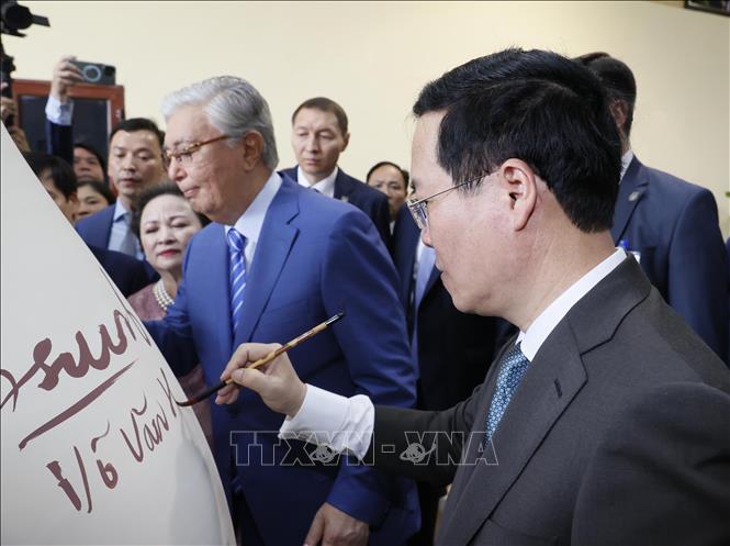 Chủ tịch nước v&agrave; Tổng thống Kazakhstan trải nghiệm l&agrave;m gốm Chu Đậu - Ảnh 6.