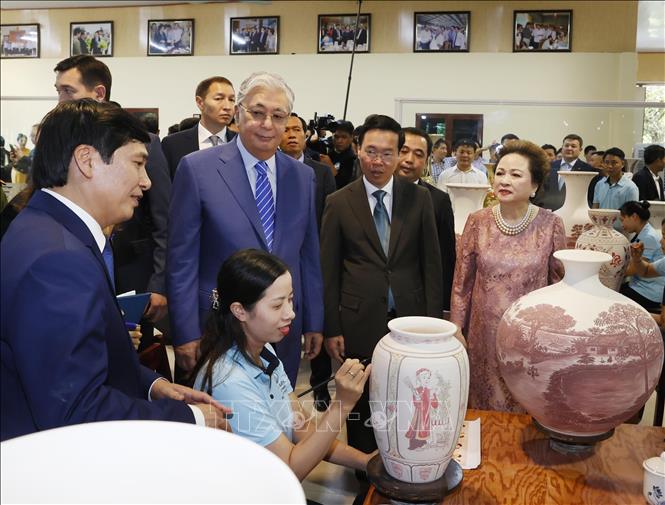 Chủ tịch nước v&agrave; Tổng thống Kazakhstan trải nghiệm l&agrave;m gốm Chu Đậu - Ảnh 3.