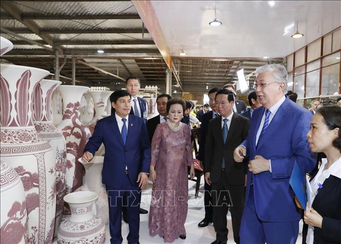 Chủ tịch nước v&agrave; Tổng thống Kazakhstan trải nghiệm l&agrave;m gốm Chu Đậu - Ảnh 4.