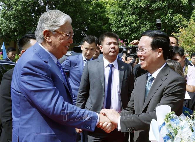 Chủ tịch nước v&agrave; Tổng thống Kazakhstan trải nghiệm l&agrave;m gốm Chu Đậu - Ảnh 2.