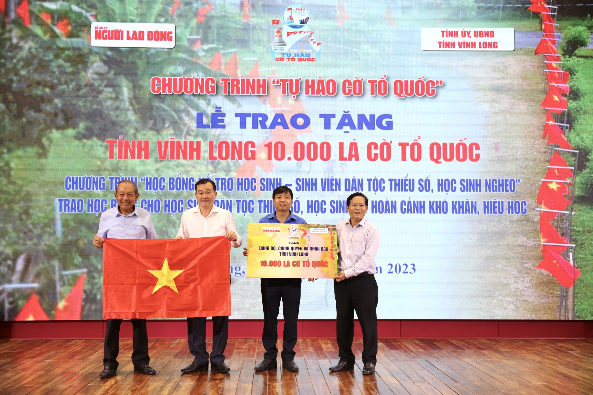 Trao 10.000 lá cờ Tổ quốc và 100 suất kinh phí hỗ trợ học tập tại vùng đất học Vĩnh Long - Ảnh 2.