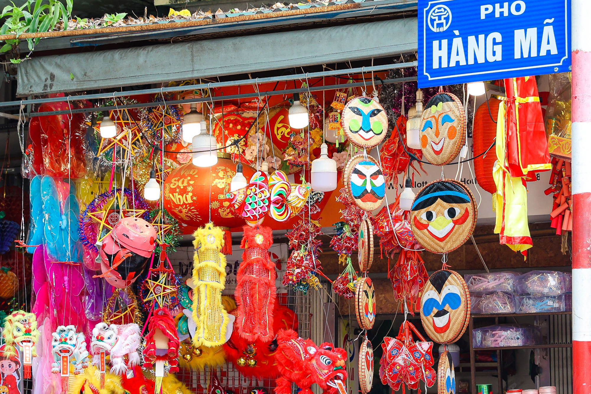 Phố H&agrave;ng M&atilde; rực rỡ sắc m&agrave;u Trung Thu - Ảnh 1.