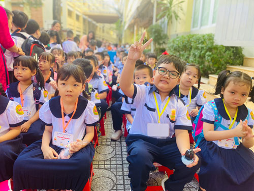 5-hs-lop-1-trong-ngay-dau-tui-truong