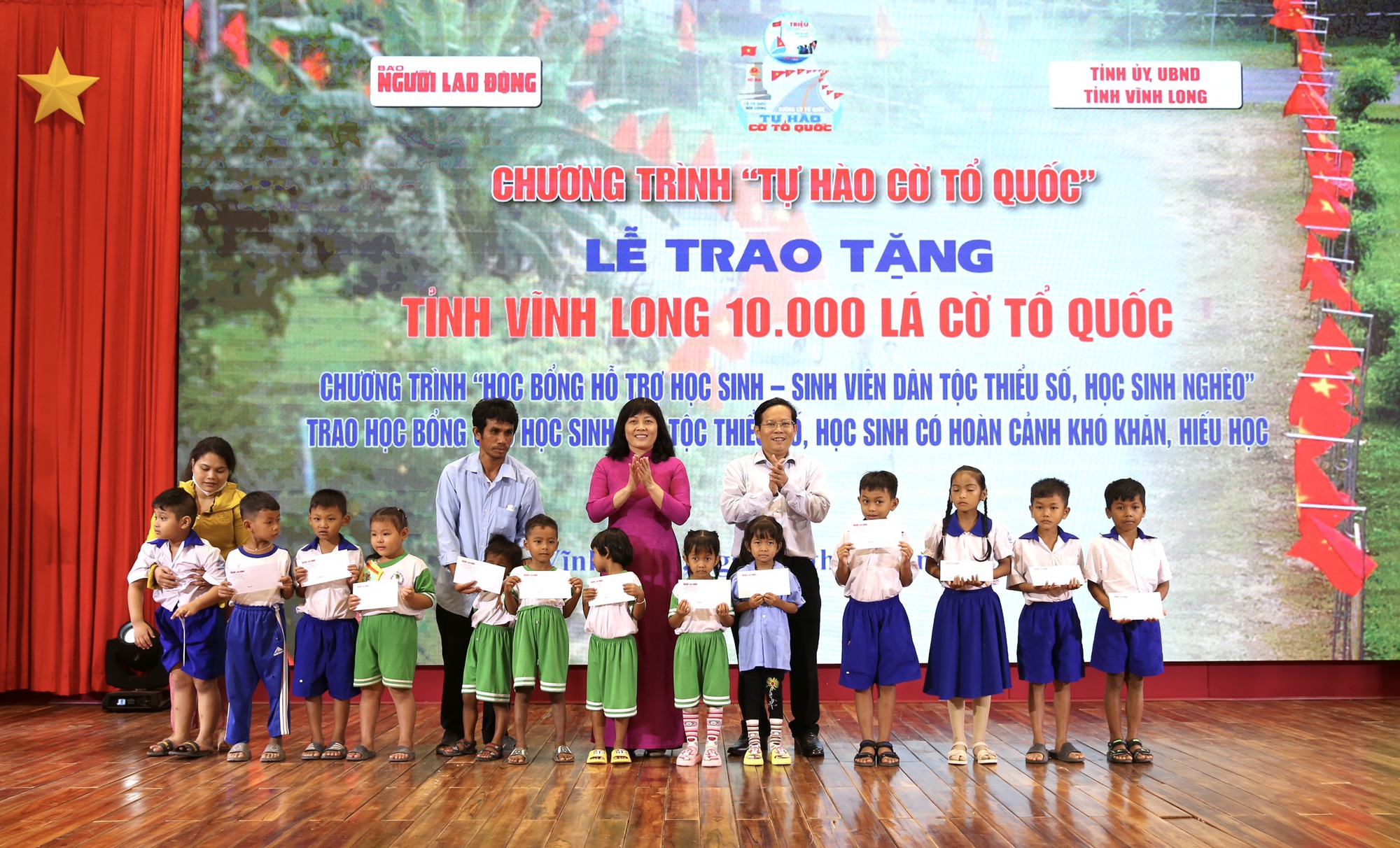 Trao 10.000 lá cờ Tổ quốc và 100 suất kinh phí hỗ trợ học tập tại vùng đất học Vĩnh Long - Ảnh 9.