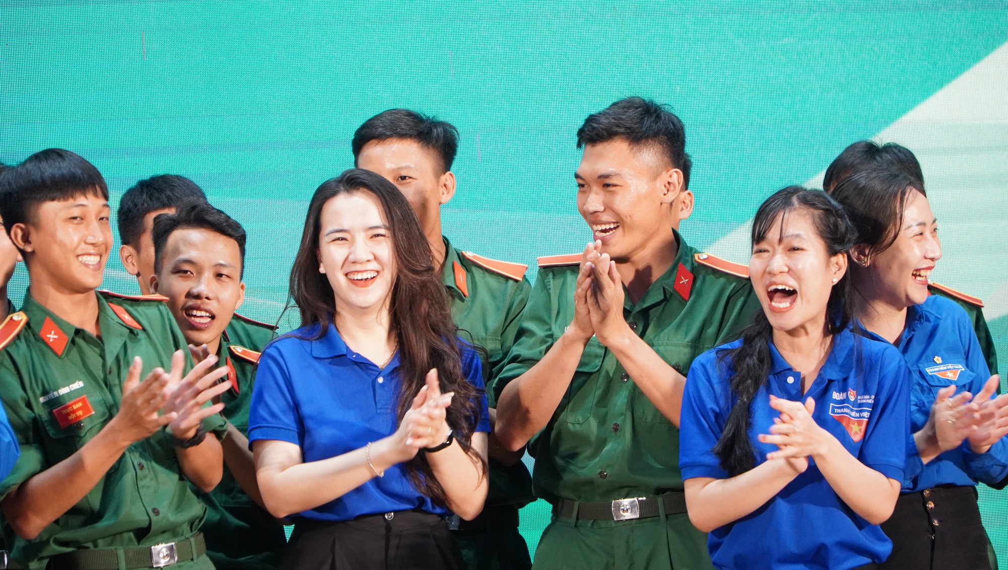 Sôi nổi chương trình "Ấm tình quân dân"