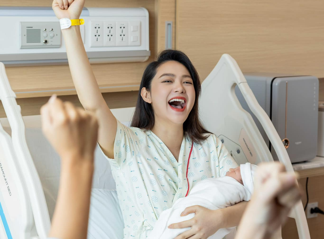 Minh Hằng sinh con đầu lòng, nhận nhiều lời chúc phúc