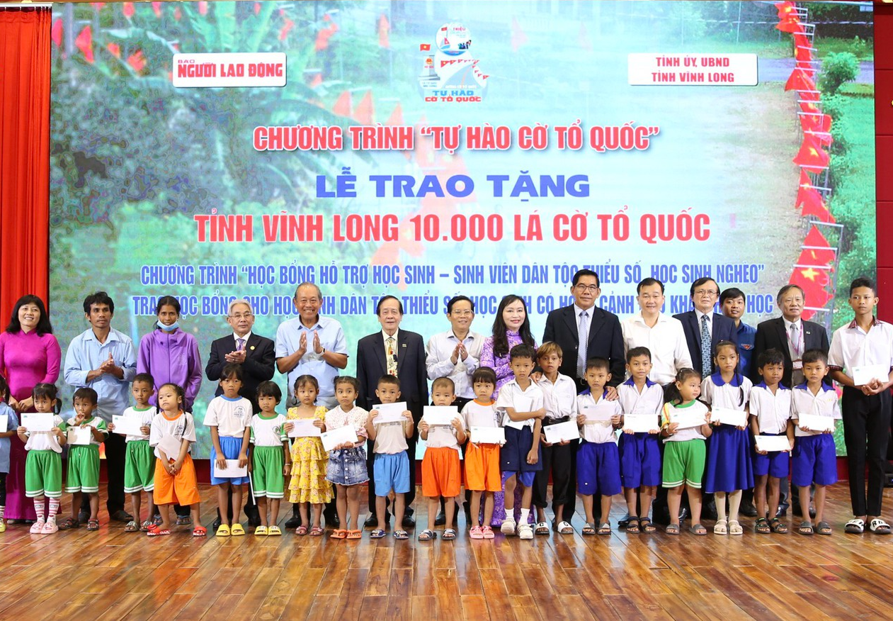 Trao 10.000 lá cờ Tổ quốc và 100 suất kinh phí hỗ trợ học tập tại vùng "đất học" Vĩnh Long