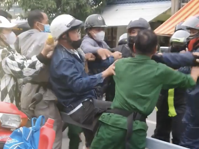 Công an điều tra nhóm đi môtô "tỏ thái độ" ở phà Cát Lái