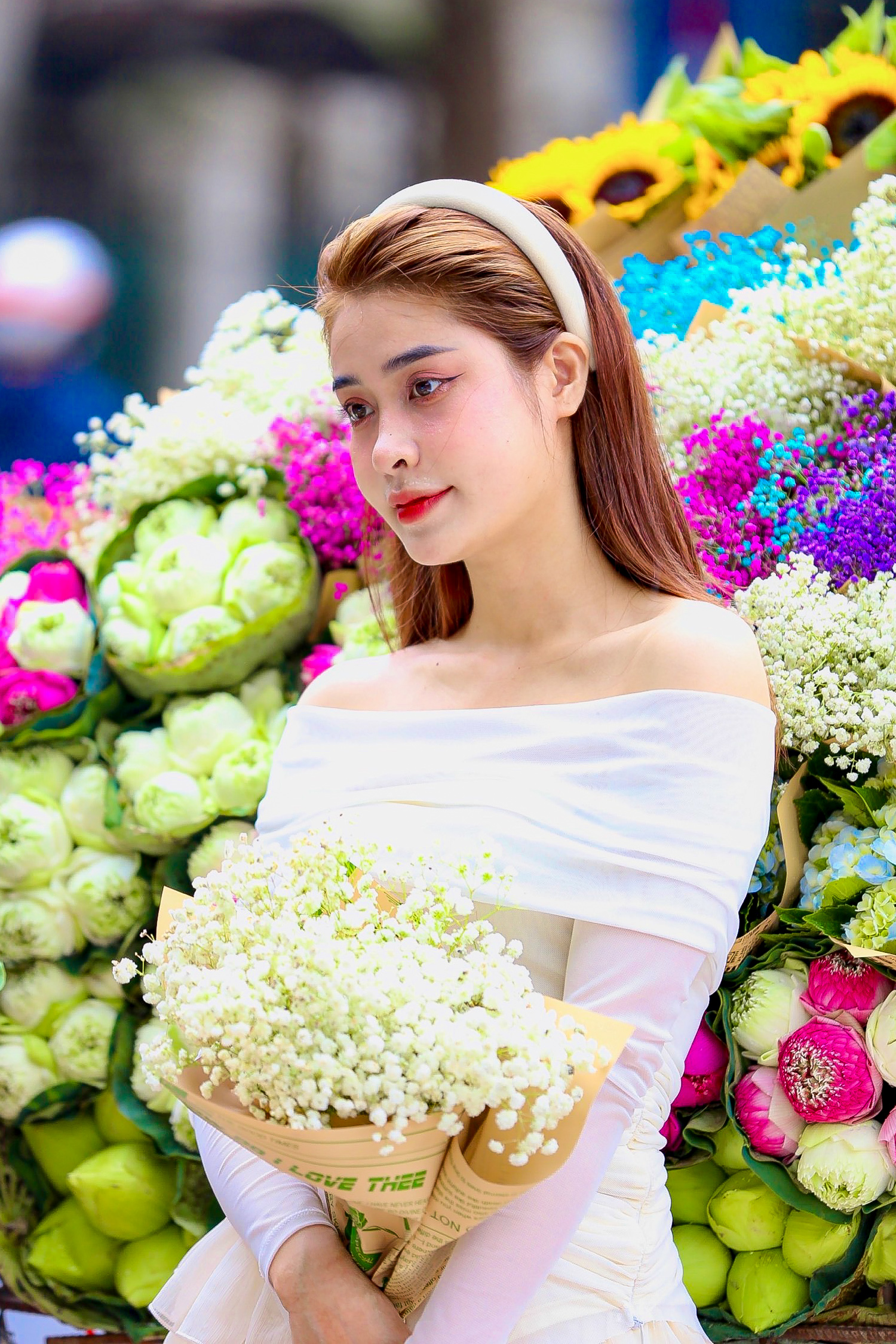 Người dân Thủ đô chen chân chụp ảnh đón thu trên phố Hà Nội - Ảnh 7.