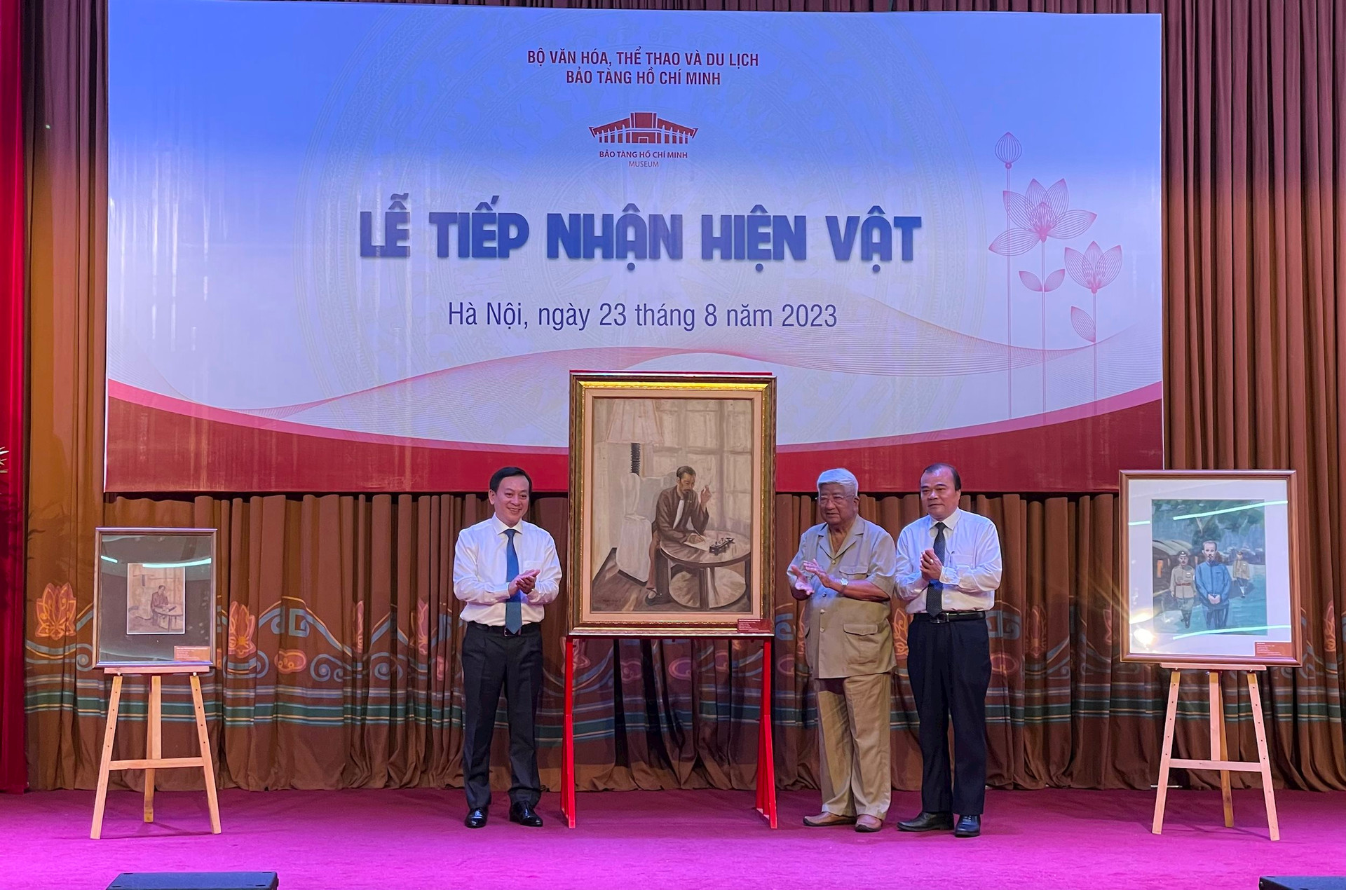 Tặng bức tranh B&aacute;c Hồ viết Tuy&ecirc;n ng&ocirc;n độc lập cho bảo t&agrave;ng Hồ Ch&iacute; Minh - Ảnh 1.