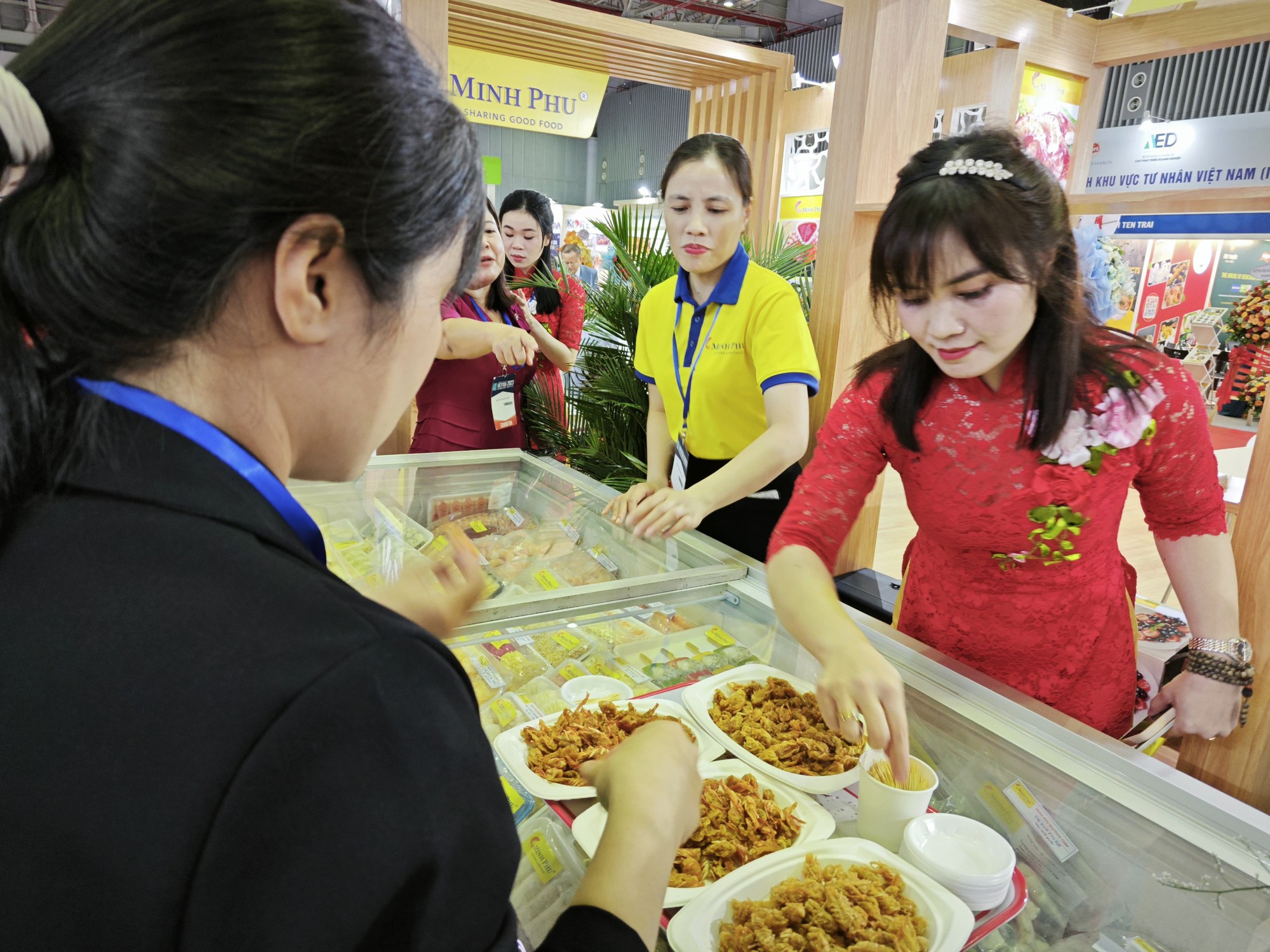 Xếp hàng thử món ngon tại hội chợ thủy sản lớn nhất năm 2023 - Ảnh 7.