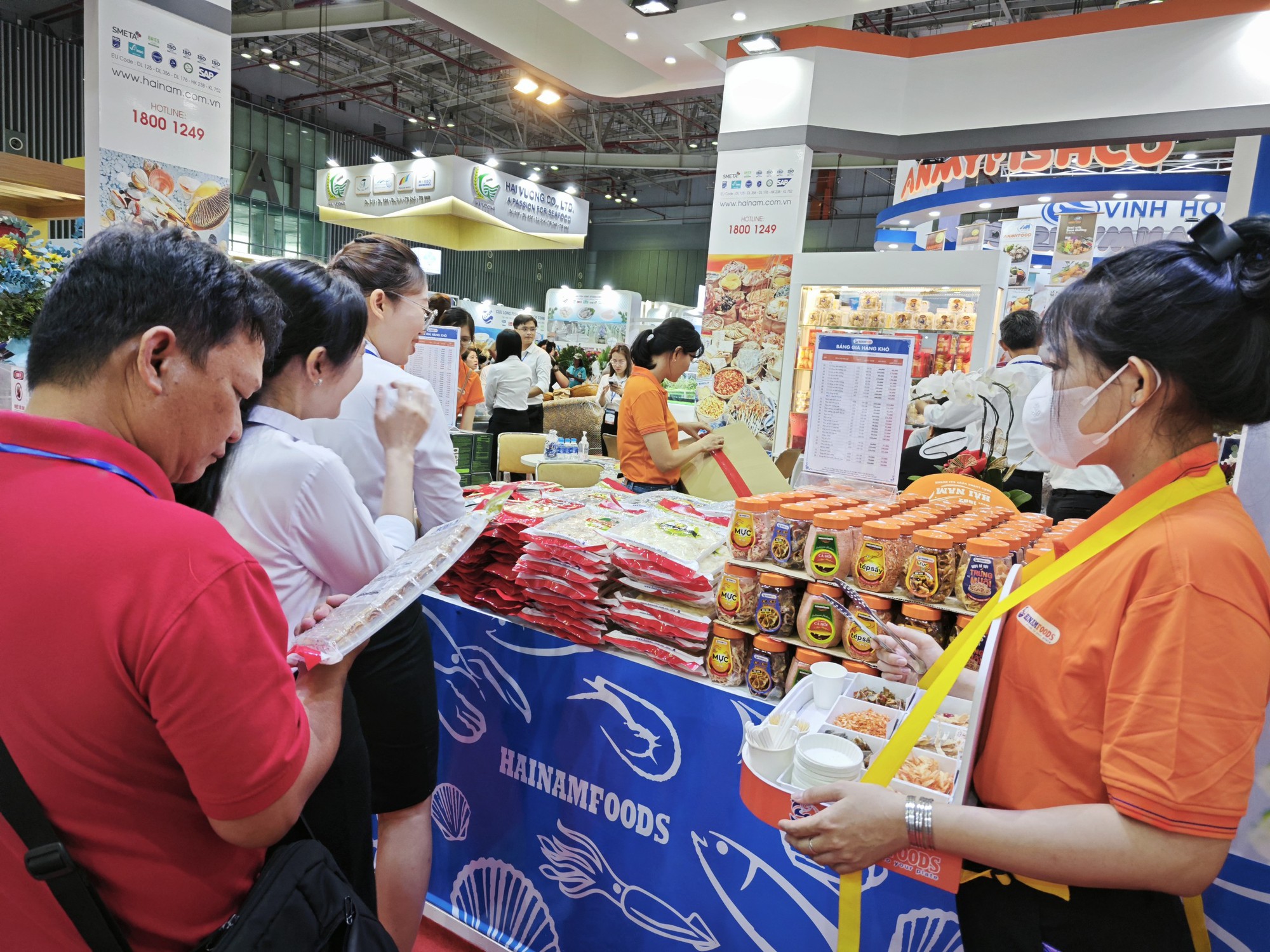 Xếp hàng thử món ngon tại hội chợ thủy sản lớn nhất năm 2023 - Ảnh 4.