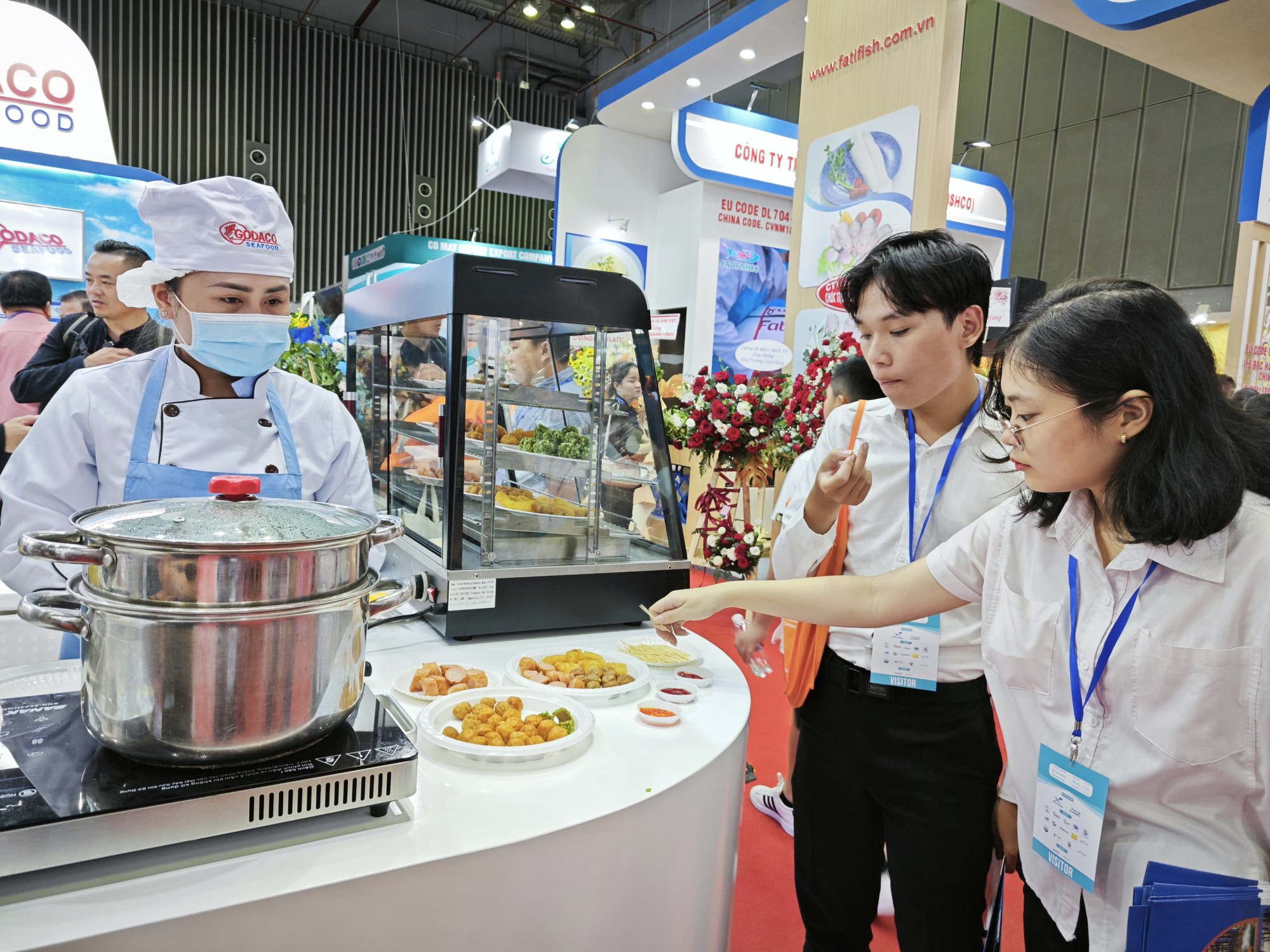 Xếp hàng thử món ngon tại hội chợ thủy sản lớn nhất năm 2023 - Ảnh 5.
