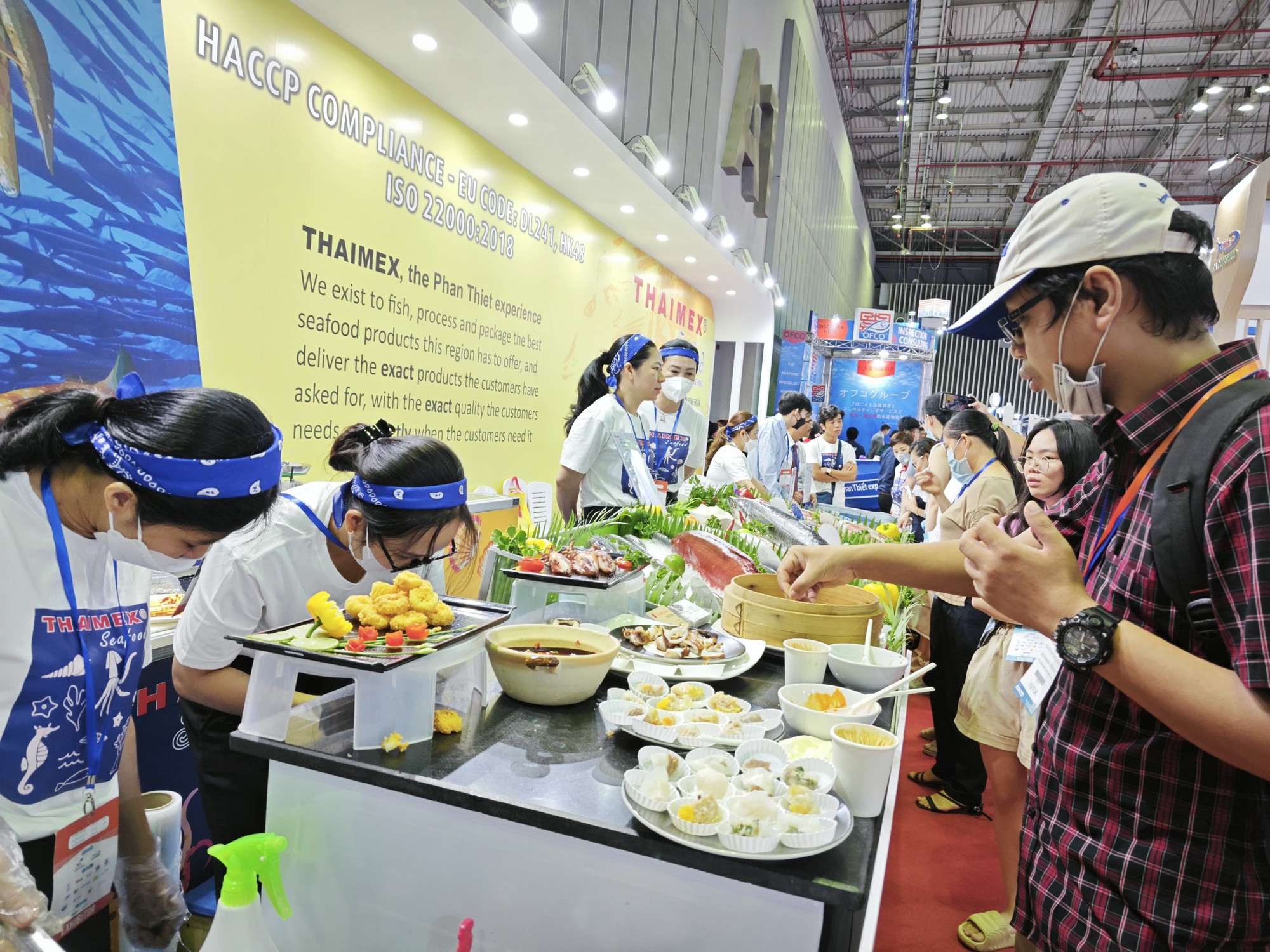 Xếp hàng thử món ngon tại hội chợ thủy sản lớn nhất năm 2023 - Ảnh 6.