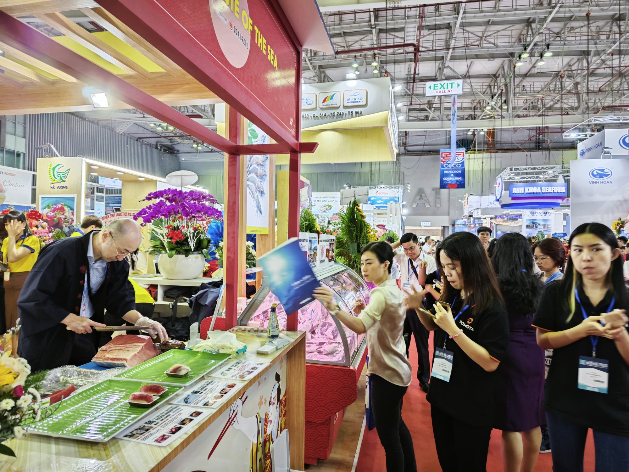 Xếp hàng thử món ngon tại hội chợ thủy sản lớn nhất năm 2023 - Ảnh 8.