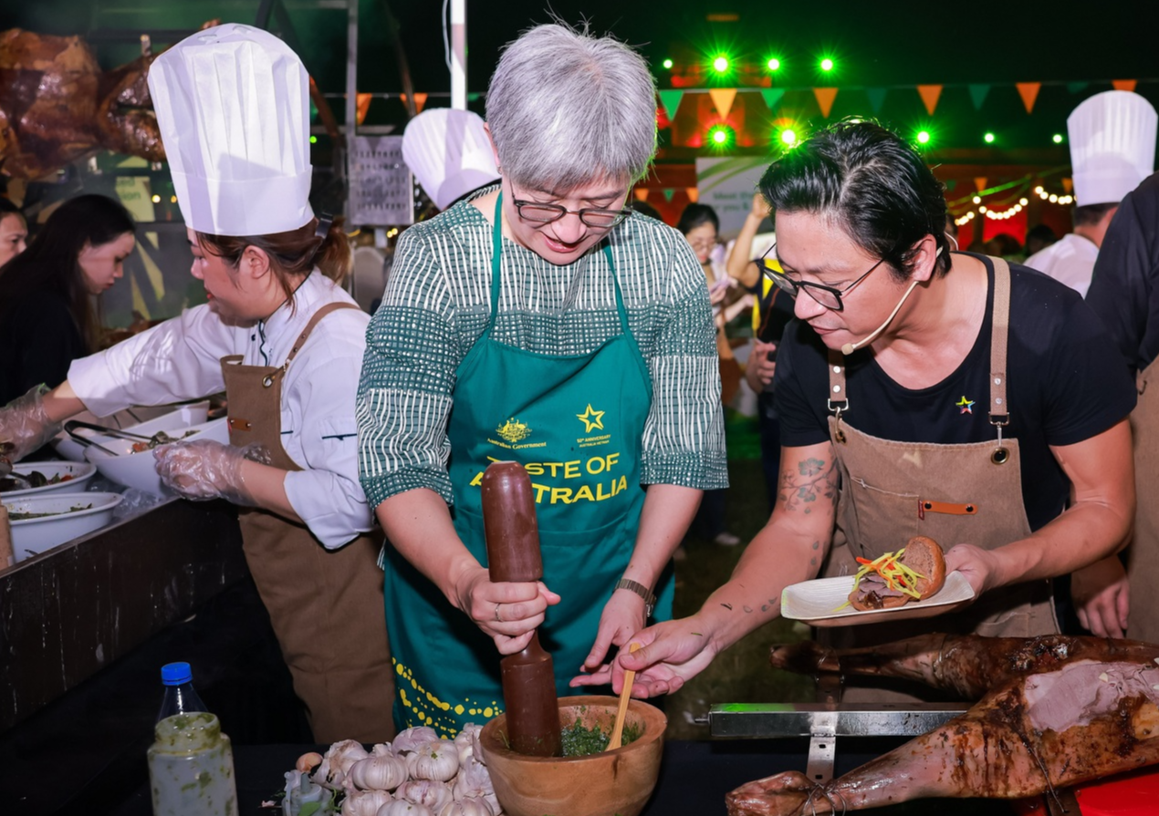 Thích thú thưởng thức món BBQ do "đầu bếp" Ngoại trưởng Úc Penny Wong trổ tài