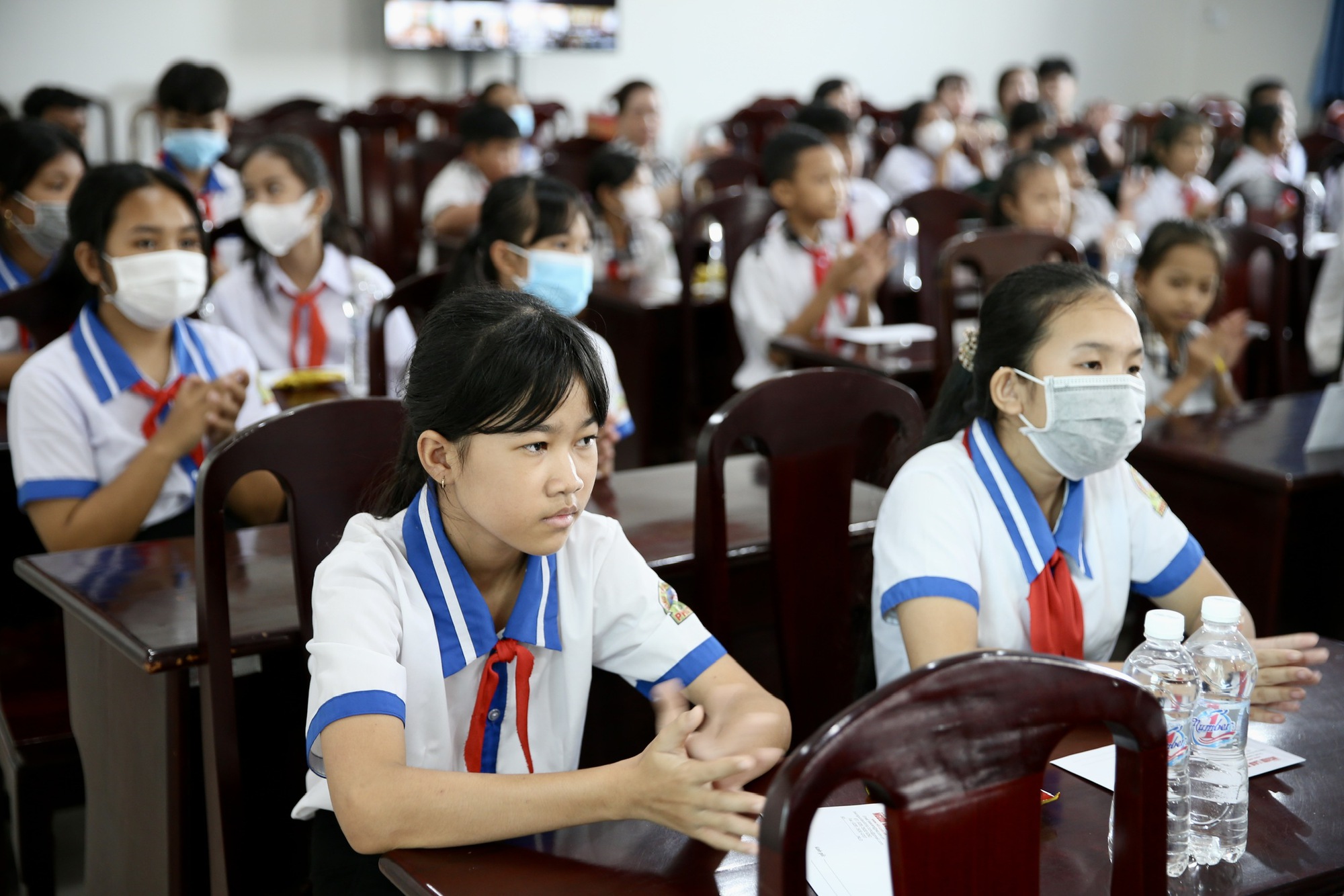 Niềm vui của 100 học sinh đồng b&agrave;o d&acirc;n tộc thiểu số ở S&oacute;c Trăng - Ảnh 2.