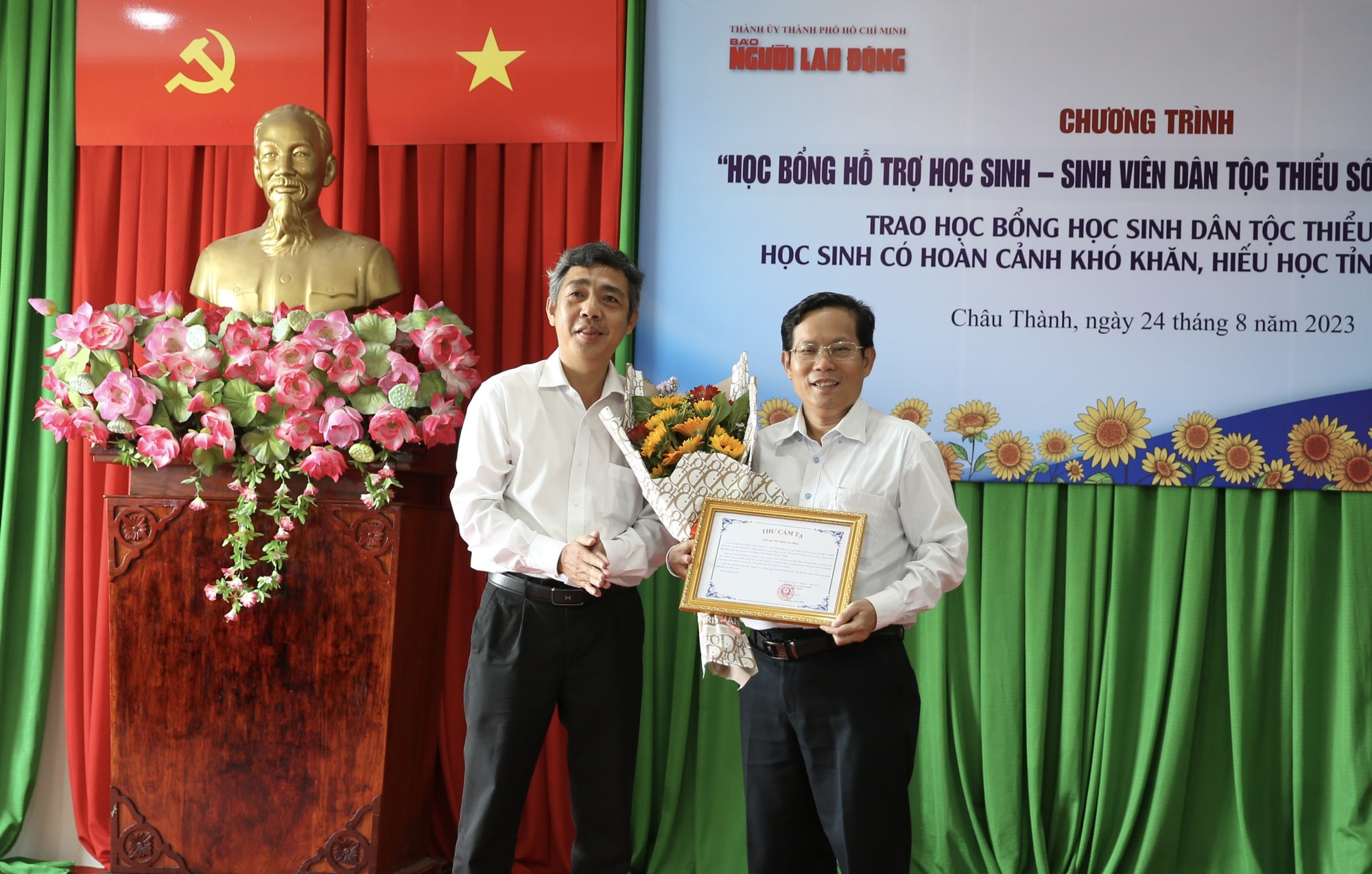 Niềm vui của 100 học sinh đồng b&agrave;o d&acirc;n tộc thiểu số ở S&oacute;c Trăng - Ảnh 10.
