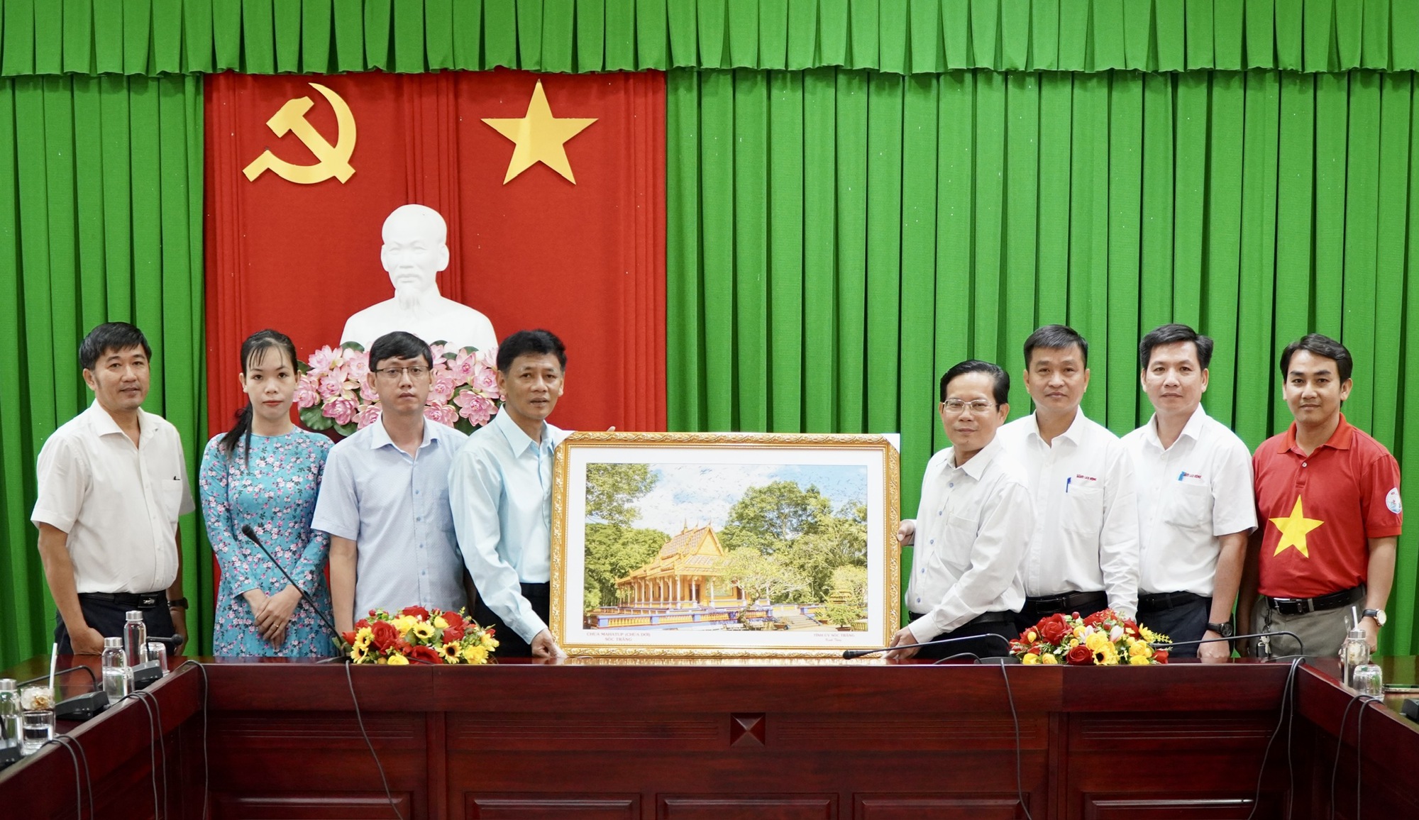 Niềm vui của 100 học sinh đồng b&agrave;o d&acirc;n tộc thiểu số ở S&oacute;c Trăng - Ảnh 11.