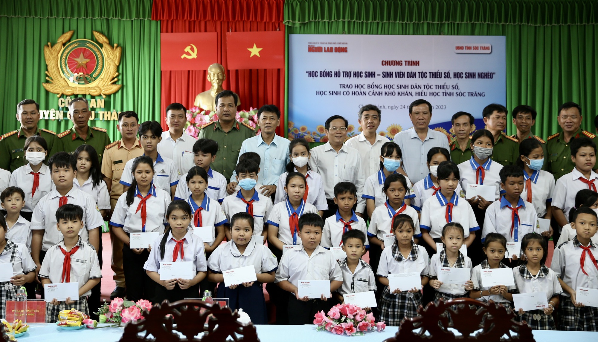 Niềm vui của 100 học sinh đồng b&agrave;o d&acirc;n tộc thiểu số ở S&oacute;c Trăng - Ảnh 12.
