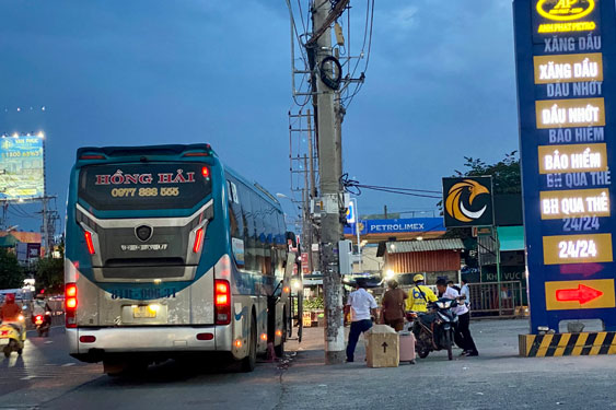 Ngăn xe d&ugrave;, bến c&oacute;c lộng h&agrave;nh trở lại - Ảnh 2.