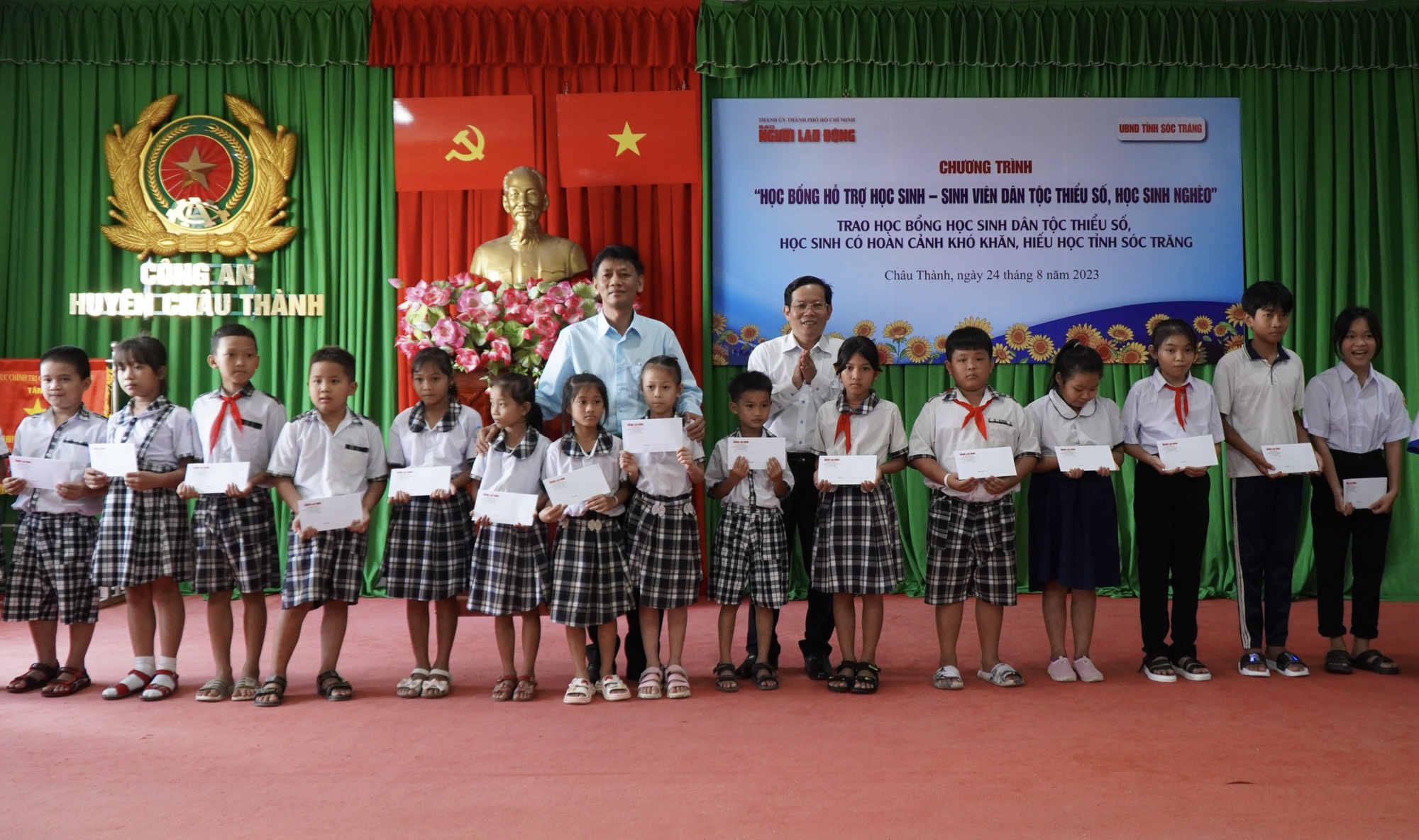 Niềm vui của 100 học sinh đồng b&agrave;o d&acirc;n tộc thiểu số ở S&oacute;c Trăng - Ảnh 8.