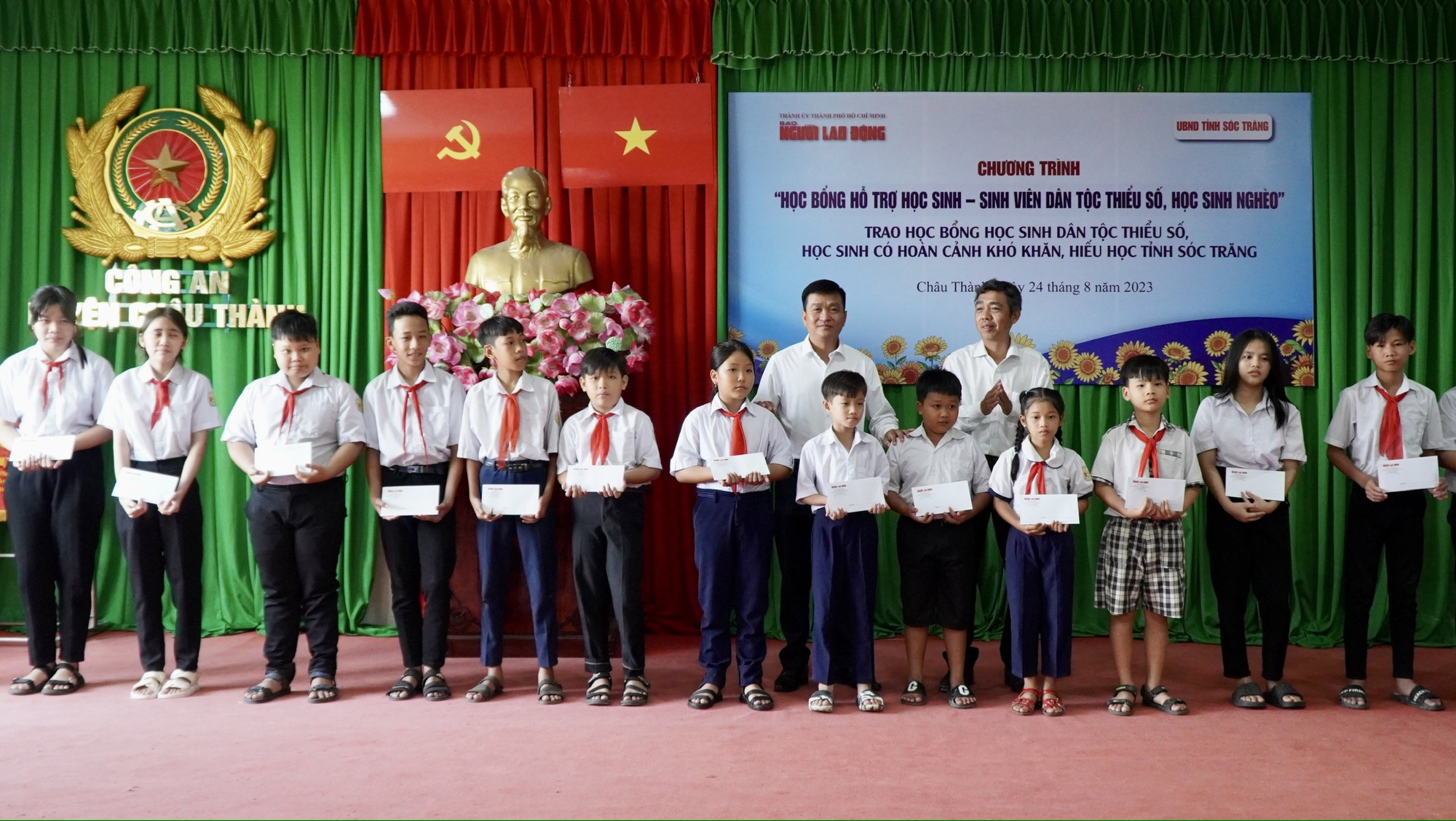 Niềm vui của 100 học sinh đồng b&agrave;o d&acirc;n tộc thiểu số ở S&oacute;c Trăng - Ảnh 9.
