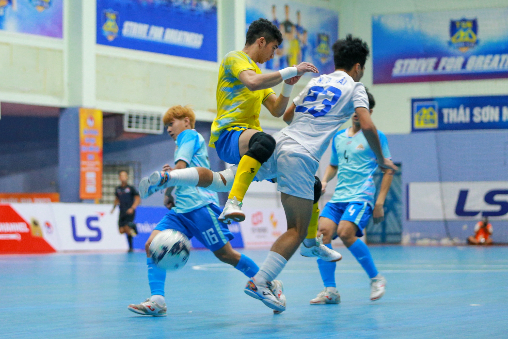 Cao Bằng c&ugrave;ng cựu HLV tuyển futsal Việt Nam v&ocirc; địch giải U20 Quốc gia 2023 - Ảnh 6.