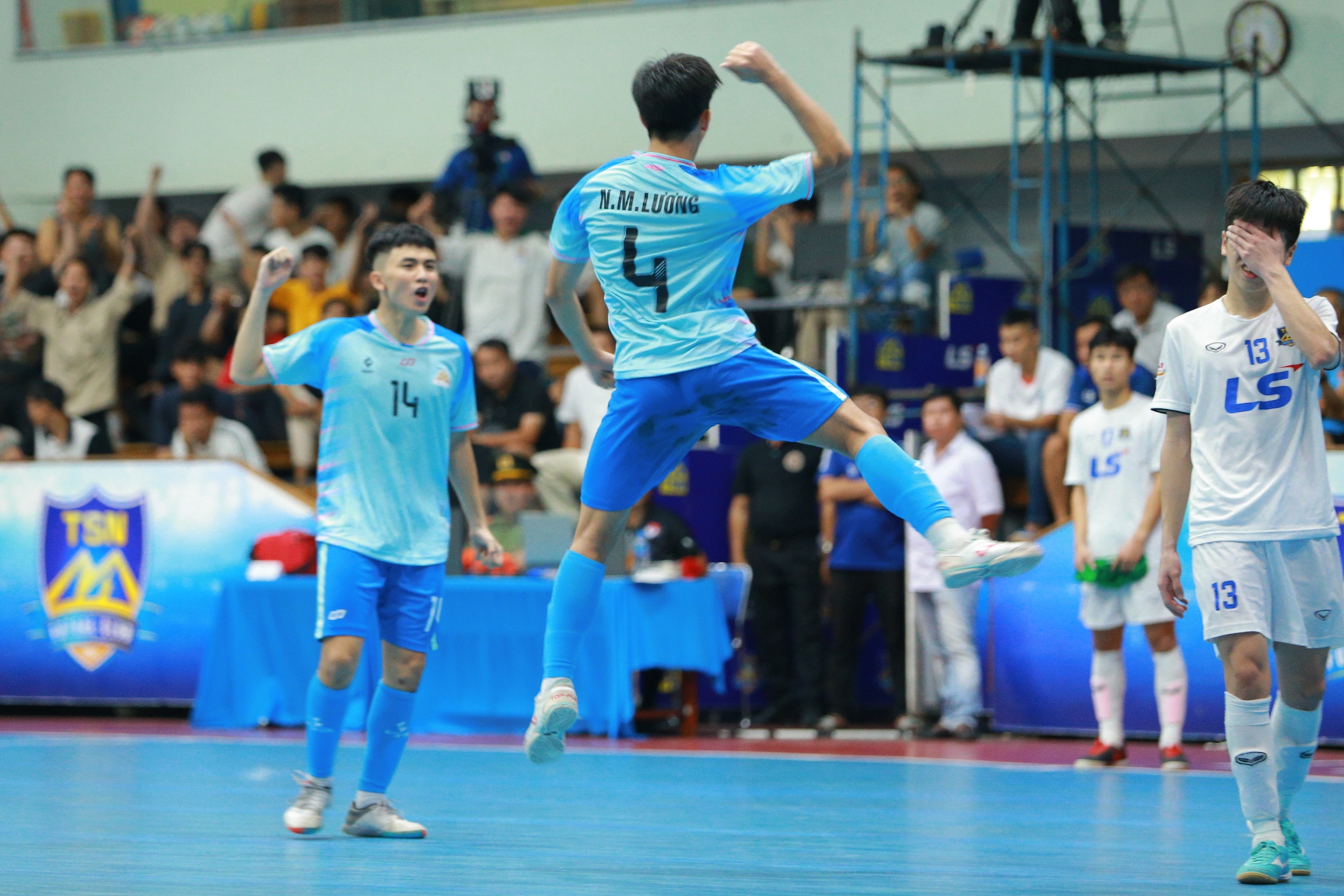 Cao Bằng c&ugrave;ng cựu HLV tuyển futsal Việt Nam v&ocirc; địch giải U20 Quốc gia 2023 - Ảnh 7.