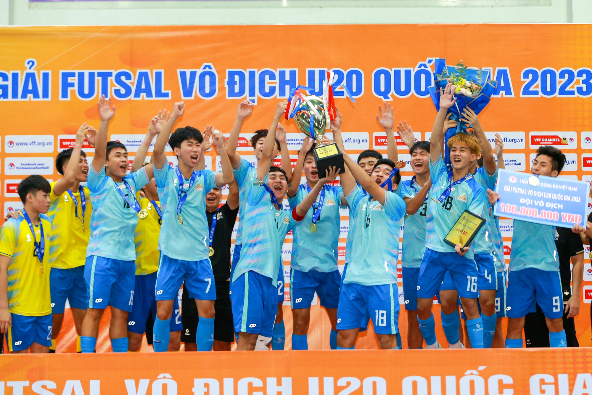 Cao Bằng c&ugrave;ng cựu HLV tuyển futsal Việt Nam v&ocirc; địch giải U20 Quốc gia 2023 - Ảnh 1.
