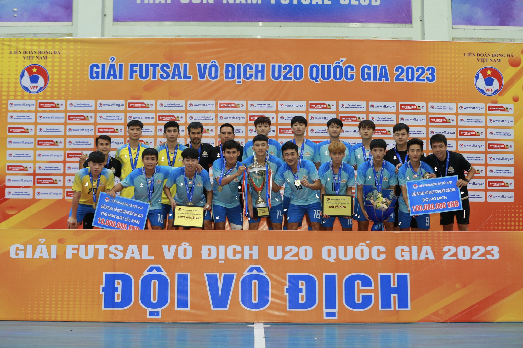 Cao Bằng c&ugrave;ng cựu HLV tuyển futsal Việt Nam v&ocirc; địch giải U20 Quốc gia 2023 - Ảnh 10.