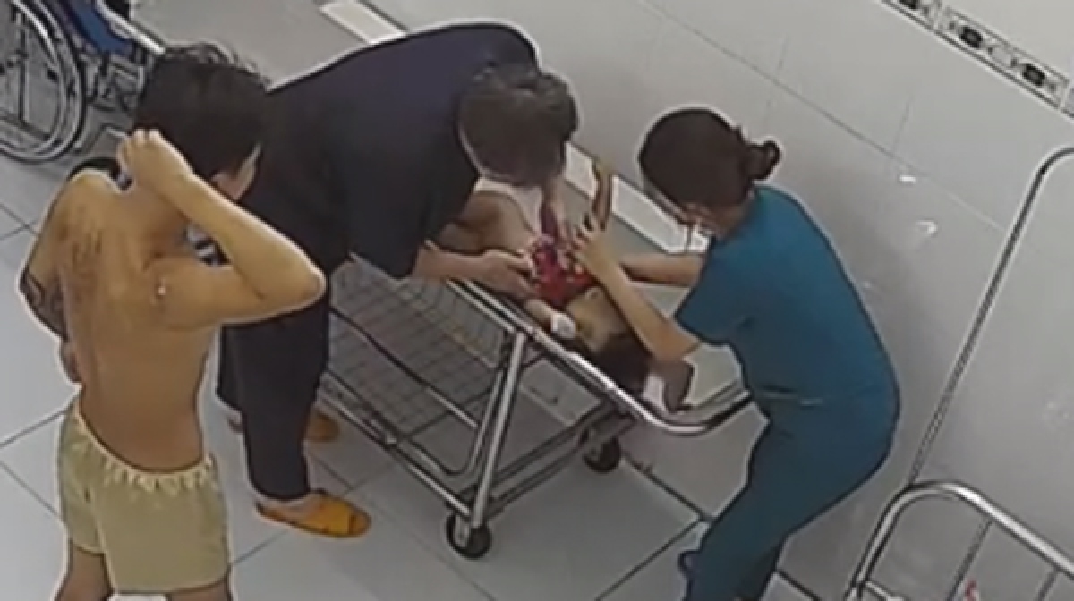 Cháu bé 2 tuổi chết bất thường, tạm giữ người tình của mẹ bé