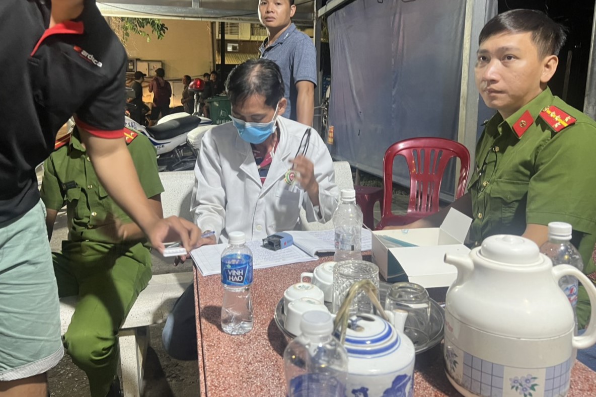 Phát hiện cả tài xế lẫn phụ xe dương tính với ma túy tại chợ đầu mối