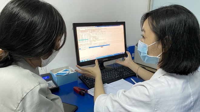 Bộ trưởng Bộ Y tế th&uacute;c c&aacute;c bệnh viện x&oacute;a bỏ bệnh &aacute;n giấy - Ảnh 1.