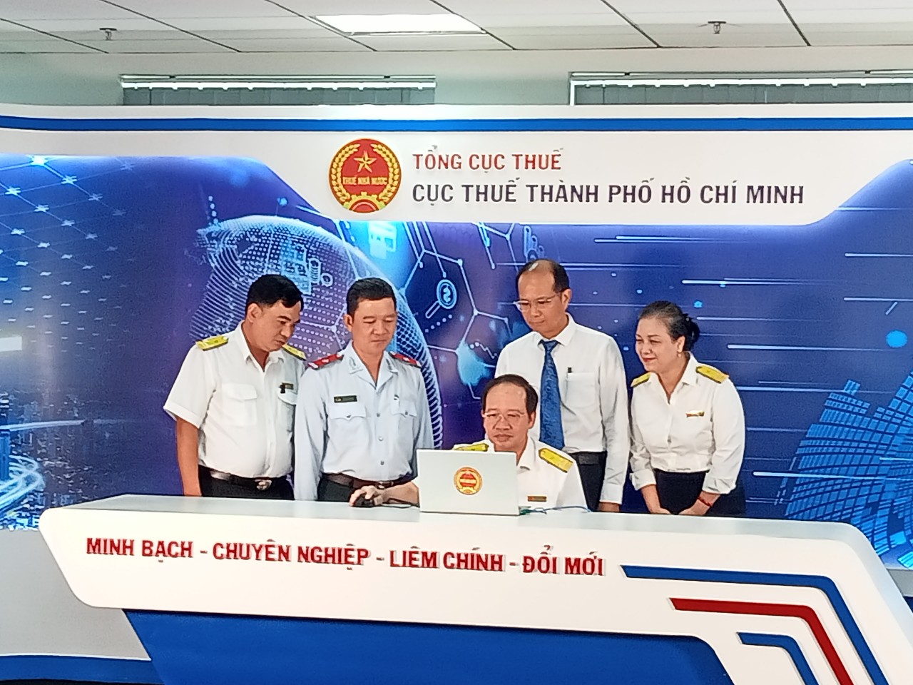 Nhiều tiệm thuốc tây ở TP HCM trúng thưởng quay số hóa đơn