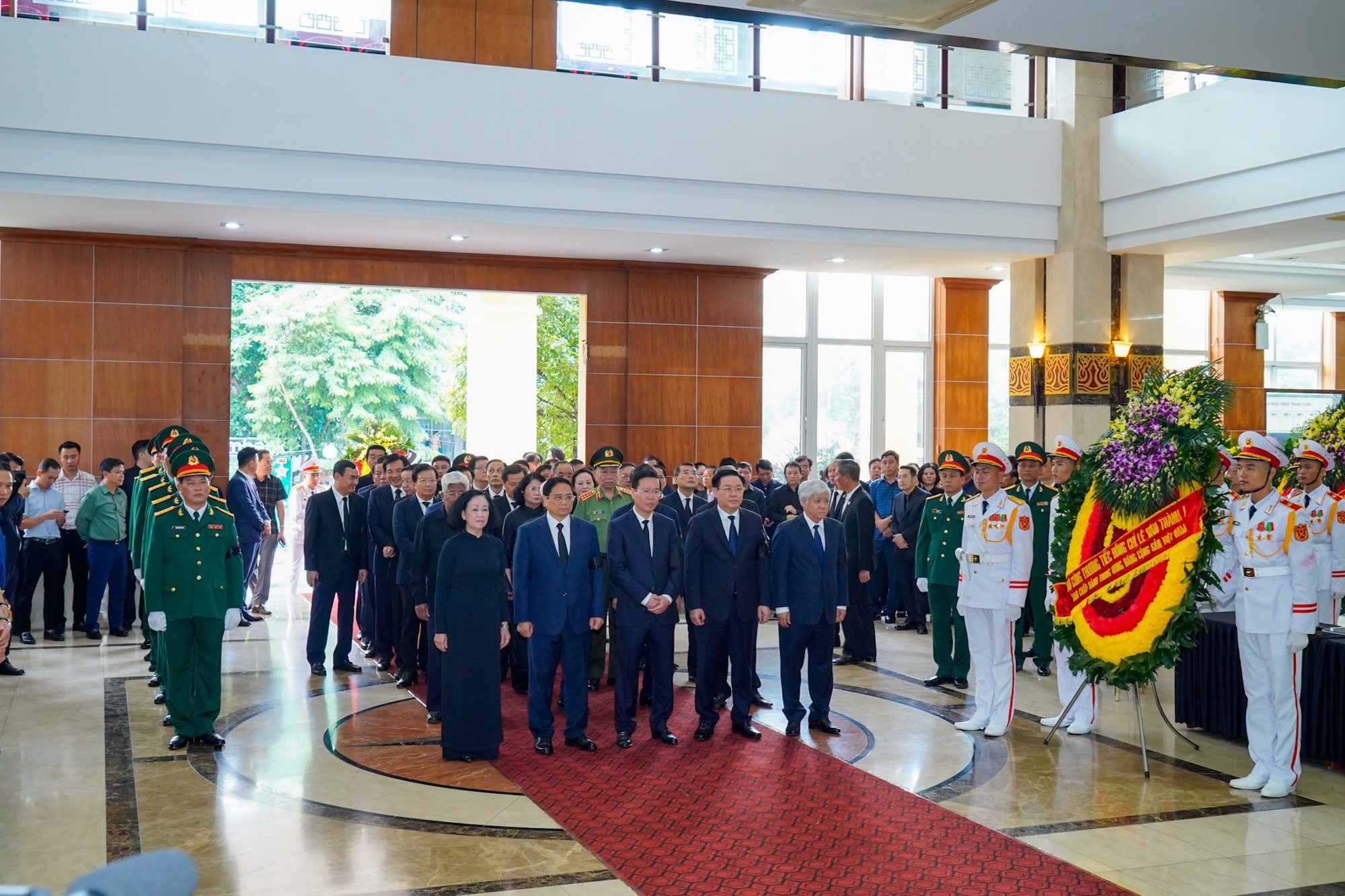 L&atilde;nh đạo Đảng, Nh&agrave; nước viếng Ph&oacute; Thủ tướng L&ecirc; Văn Th&agrave;nh - Ảnh 1.