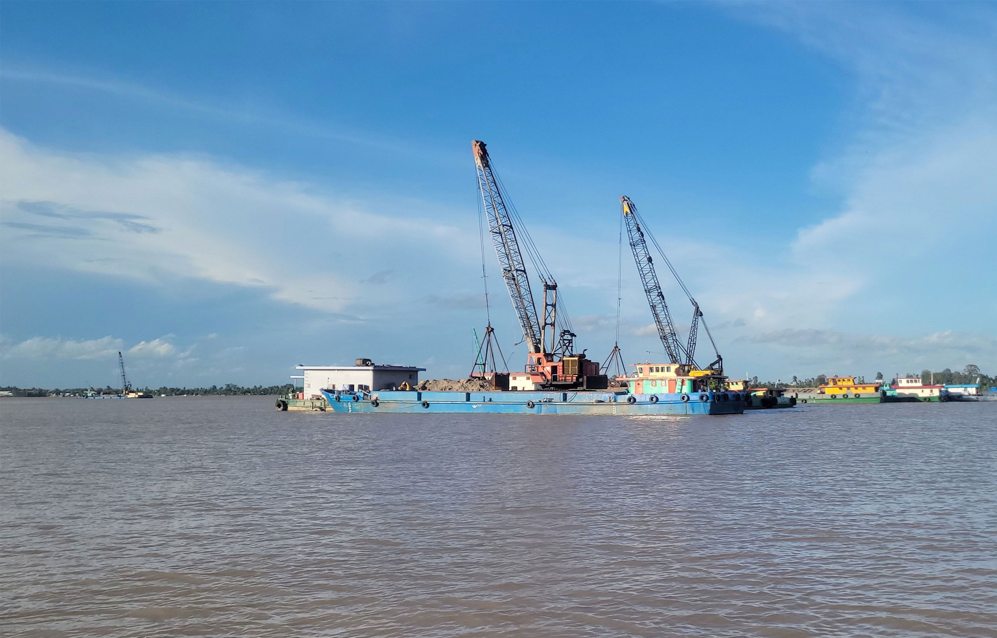 Cát sông nhấn chìm cán bộ tha hóa - Ảnh 5.