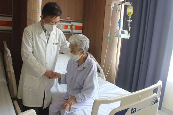 Cuộc thi viết "Người thầy thuốc trong tôi": Người tái sinh những trái tim tổn thương