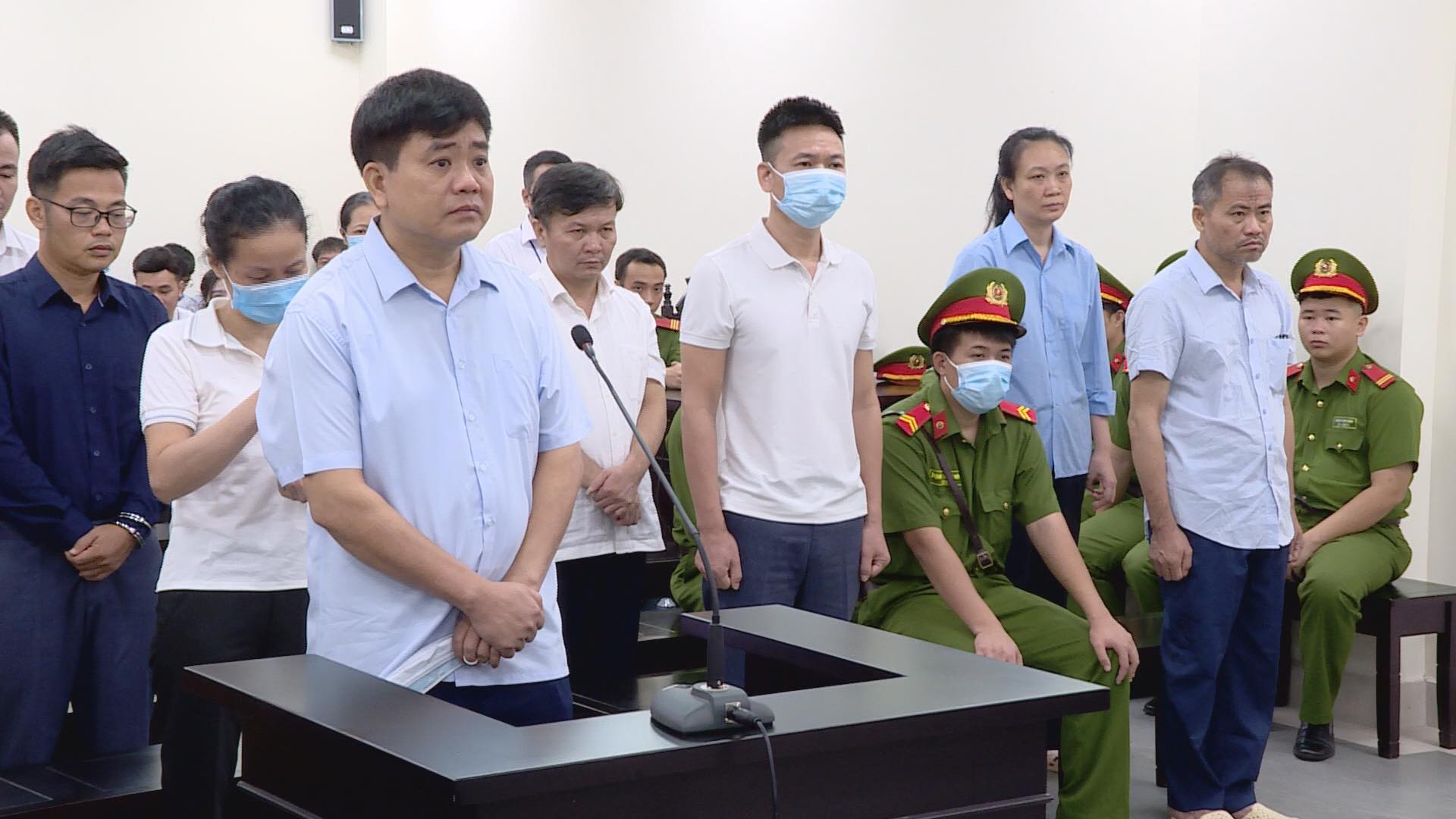 CLIP: Dẫn giải các bị cáo đến toà trong vụ án nâng khống giá cây xanh - Ảnh 1.