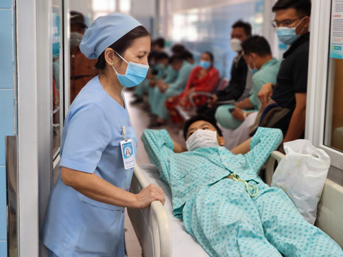 Vất vả nghề hộ lý