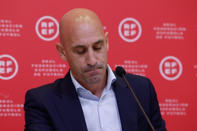FIFA tính cấm "sếp" LĐBĐ Tây Ban Nha hoạt động trong 15 năm