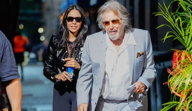 “Bố già” Al Pacino sánh bước tình trẻ kém 54 tuổi