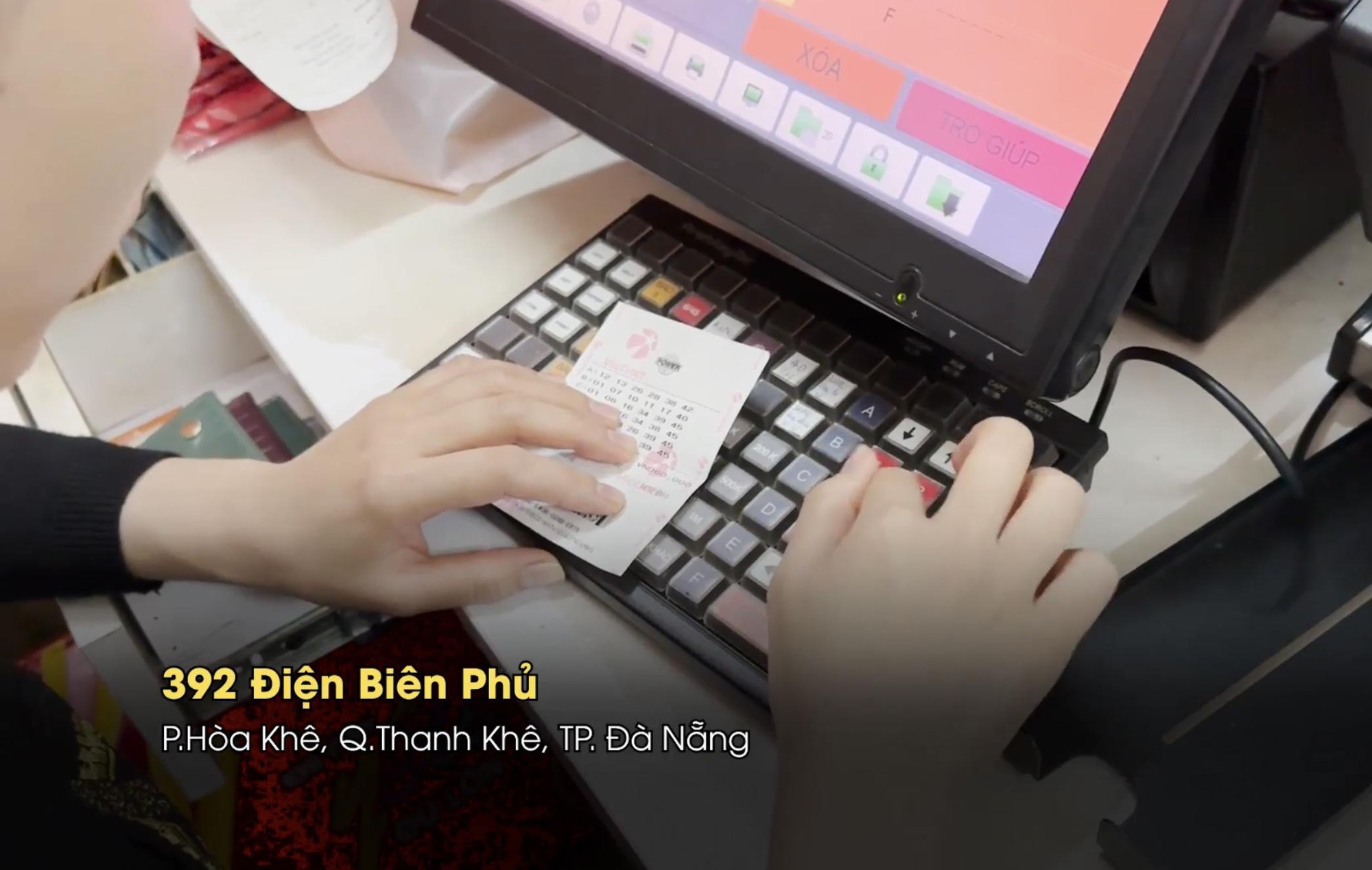 Người phụ nữ bấm v&eacute; Vietlott, kh&aacute;ch h&agrave;ng tr&uacute;ng thưởng h&agrave;ng trăm tỉ đồng - Ảnh 3.
