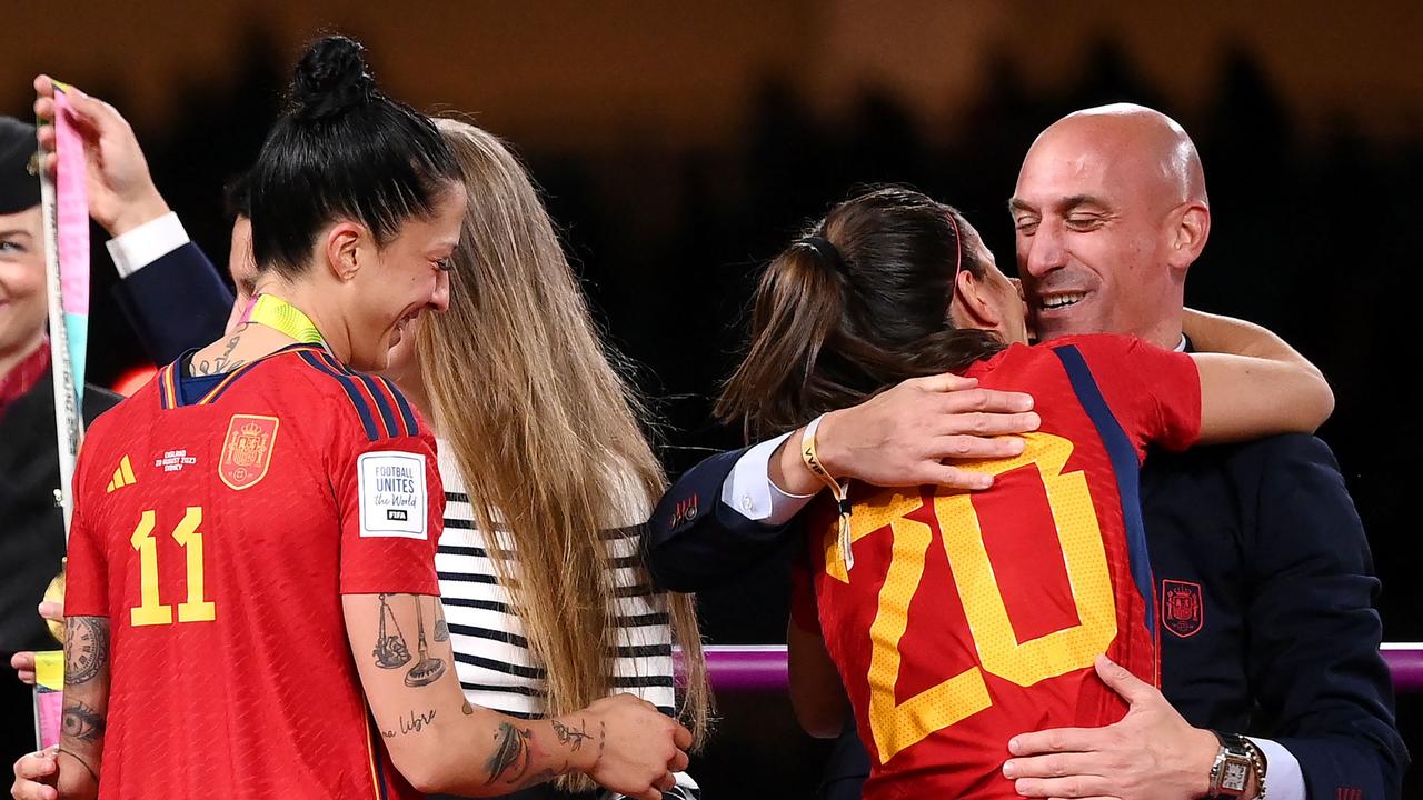 Chủ tịch LĐBĐ Tây Ban Nha sẽ từ chức vì "nụ hôn khiếm nhã" tại World Cup