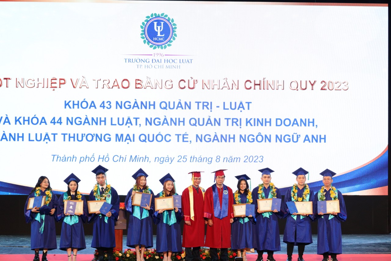 Khoảnh khắc ấn tượng trong lễ tốt nghiệp của hơn 1.400 sinh vi&ecirc;n - Ảnh 6.